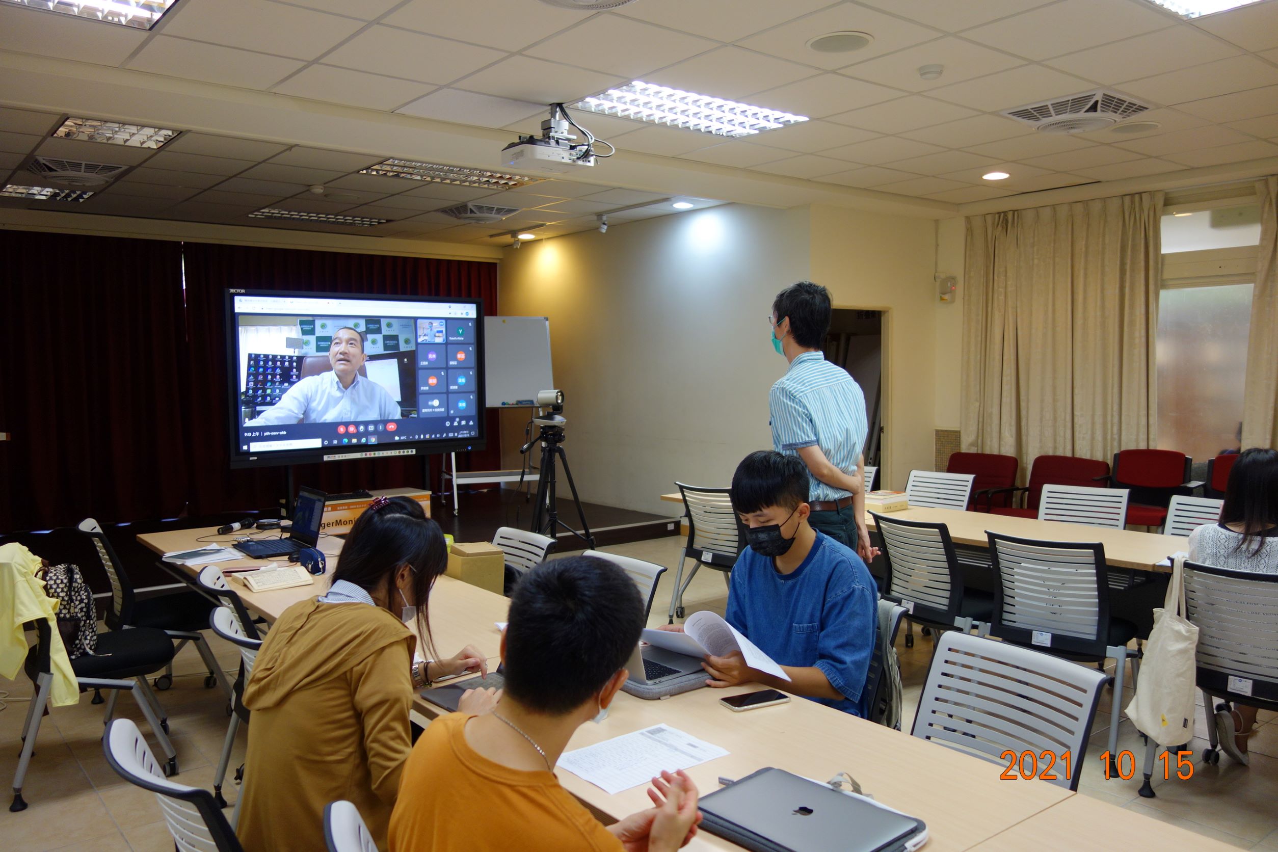 課程的第二部份，邀請到廣島大學的荒見泰史教授為我們講授「日本佛教文學文獻」、「敦煌文學與日本說話文學」。